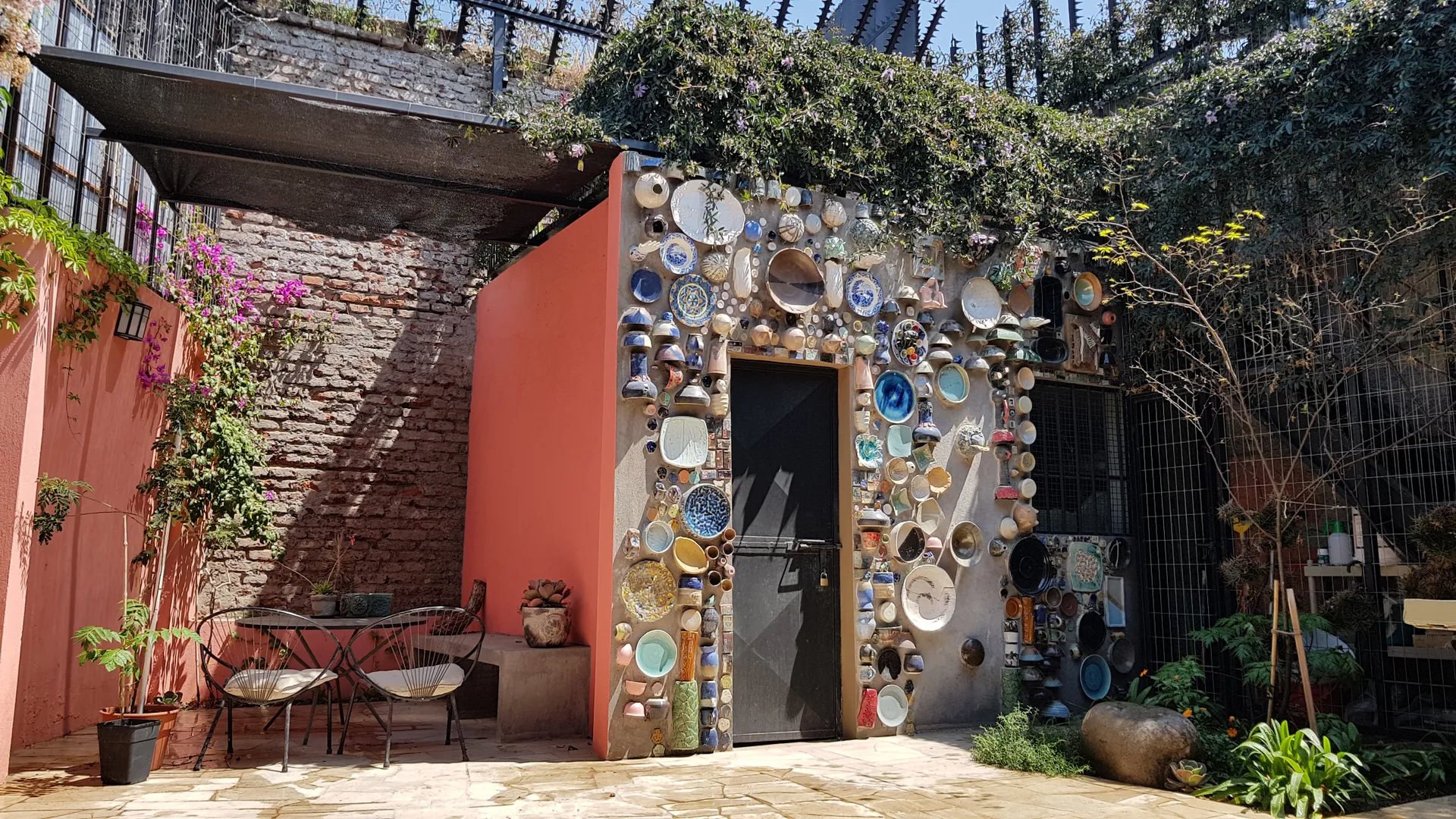La fachada de Taller La Roca en Recoleta