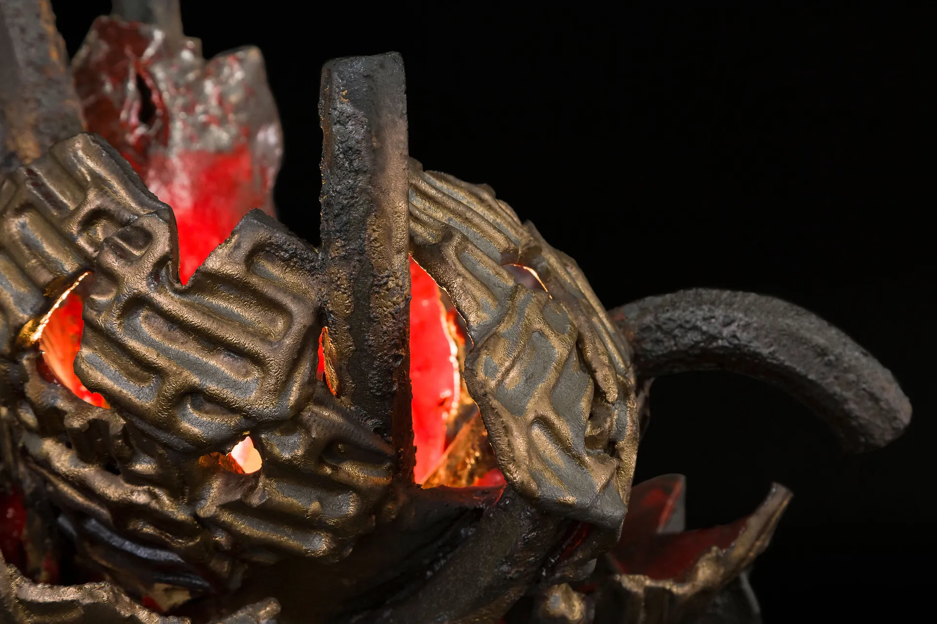 Detalle de una obra de Sofía Donovan, iluminada desde dentro
